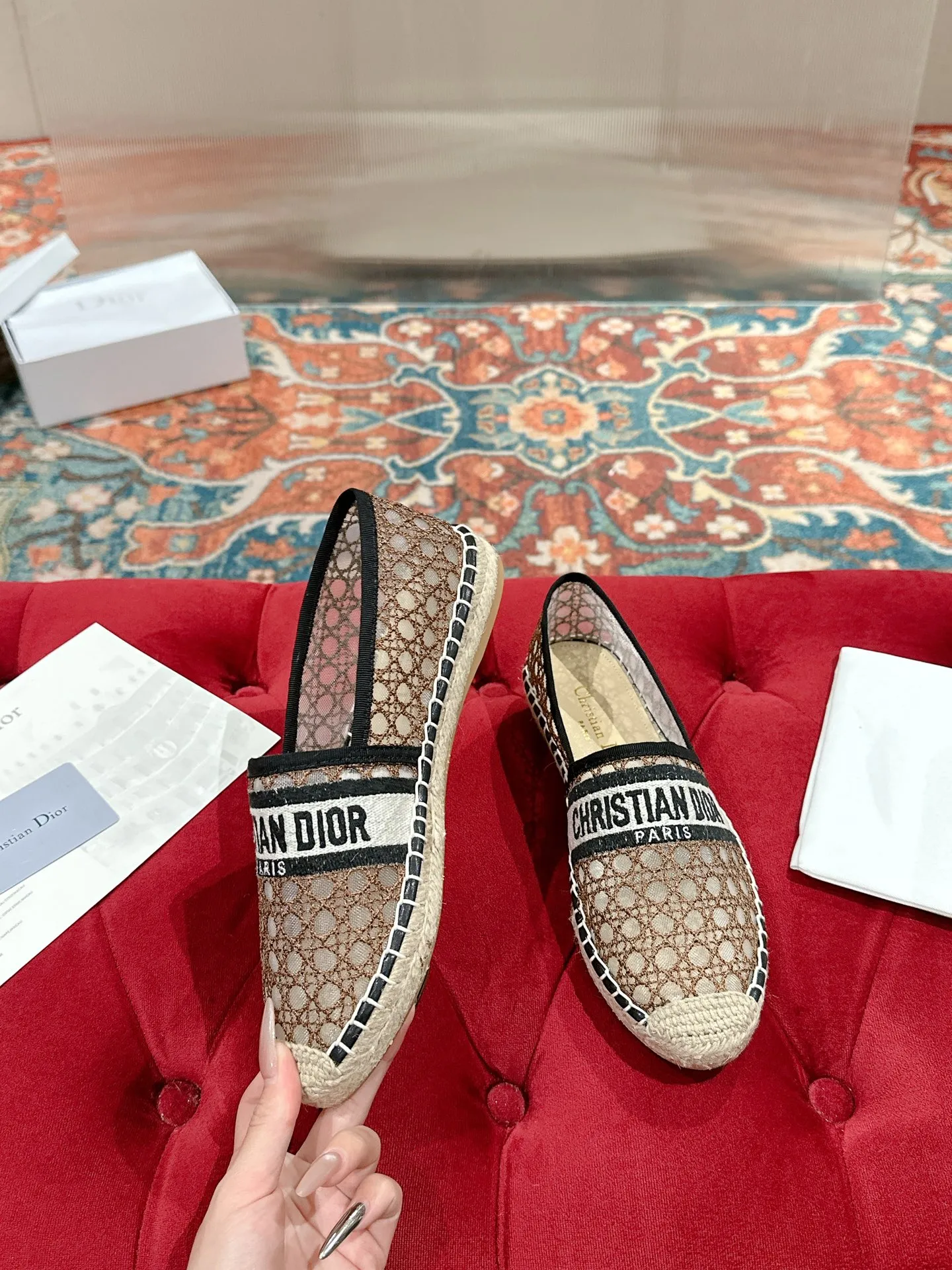 👟👟Ex-factory price 440👟👟 Dior DIOR's new popular early spring fisherman shoes 🆕 Simple, elegant and fashionable, timeless and timeless, it is a classic that will never fade away in the fashion circle, retro fisherman shoes. Original hand-woven surface, electric embroidery technology! Specific cloth surface and rubber outsole. Code number: 35-39 (40.41 customized, non-refundable)